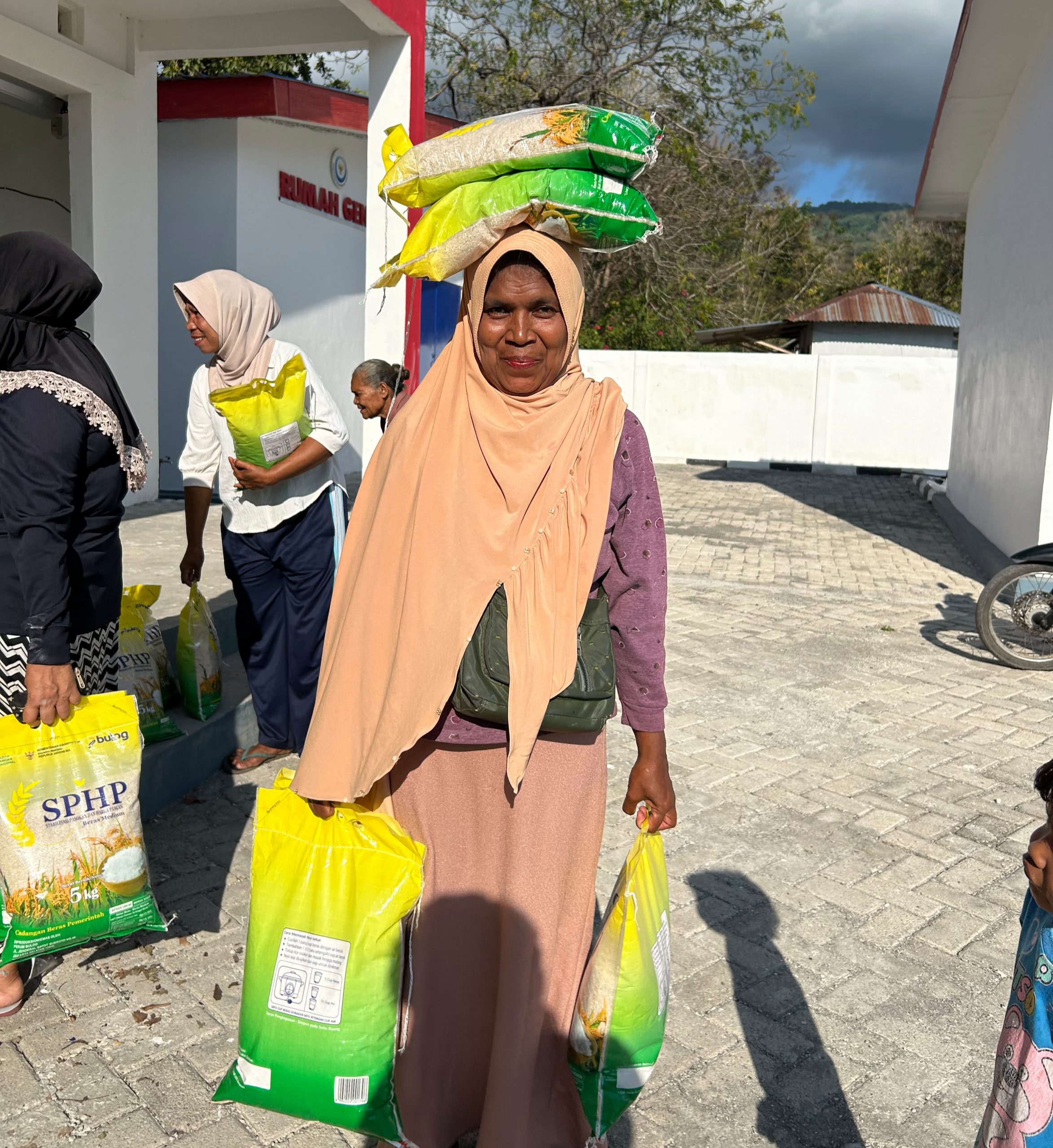 Warga di Pulau Pantar antusias menerima bantuan pangan dari Bulog Alor. (Foto: doc Bulog Alor). 