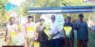 Menembus Pulau-Pulau Alor, Bulog Mulai Salurkan Bantuan Pangan ke Seluruh Kecamatan Bulog Alor distribusi bantuan pangan di Pukau Pantar, Kamis (13/8). (Foto: doc Bulog Alor).