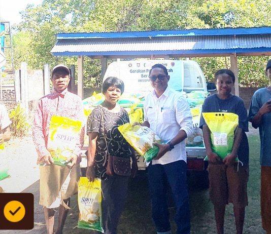 Menembus Pulau-Pulau Alor, Bulog Mulai Salurkan Bantuan Pangan ke Seluruh Kecamatan Bulog Alor distribusi bantuan pangan di Pukau Pantar, Kamis (13/8). (Foto: doc Bulog Alor).