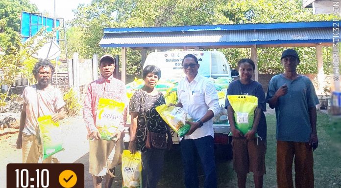 Menembus Pulau-Pulau Alor, Bulog Mulai Salurkan Bantuan Pangan ke Seluruh Kecamatan Bulog Alor distribusi bantuan pangan di Pukau Pantar, Kamis (13/8). (Foto: doc Bulog Alor).