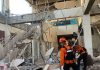 Update Gempa M 7,7 Guncang Flores, Tsunami Sempat Diperingatkan, Lima Warga Dilaporkan Meninggal Tim SAR melakukan operasi pencarian korban yang tertimbun di Maumere. (Foto: Antara).