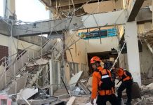 Update Gempa M 7,7 Guncang Flores, Tsunami Sempat Diperingatkan, Lima Warga Dilaporkan Meninggal Tim SAR melakukan operasi pencarian korban yang tertimbun di Maumere. (Foto: Antara).