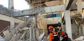 Update Gempa M 7,7 Guncang Flores, Tsunami Sempat Diperingatkan, Lima Warga Dilaporkan Meninggal Tim SAR melakukan operasi pencarian korban yang tertimbun di Maumere. (Foto: Antara).