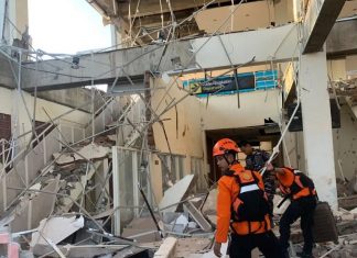 Update Gempa M 7,7 Guncang Flores, Tsunami Sempat Diperingatkan, Lima Warga Dilaporkan Meninggal Tim SAR melakukan operasi pencarian korban yang tertimbun di Maumere. (Foto: Antara).