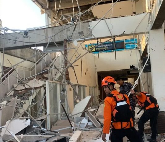 Update Gempa M 7,7 Guncang Flores, Tsunami Sempat Diperingatkan, Lima Warga Dilaporkan Meninggal Tim SAR melakukan operasi pencarian korban yang tertimbun di Maumere. (Foto: Antara).