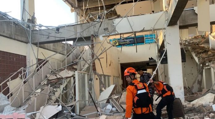 Update Gempa M 7,7 Guncang Flores, Tsunami Sempat Diperingatkan, Lima Warga Dilaporkan Meninggal Tim SAR melakukan operasi pencarian korban yang tertimbun di Maumere. (Foto: Antara).