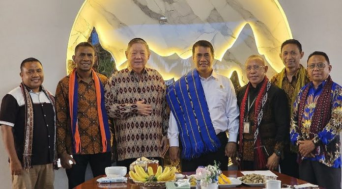 Mentan Penuhi Janji, Rp33 Miliar Disiapkan untuk Bangun Pertanian Alor Pengurus Harian IKO Jabodetabek temui Mentan Andi Amran Sulaiman Selasa (18/8) di Jakarta. (Foto: doc IKO).